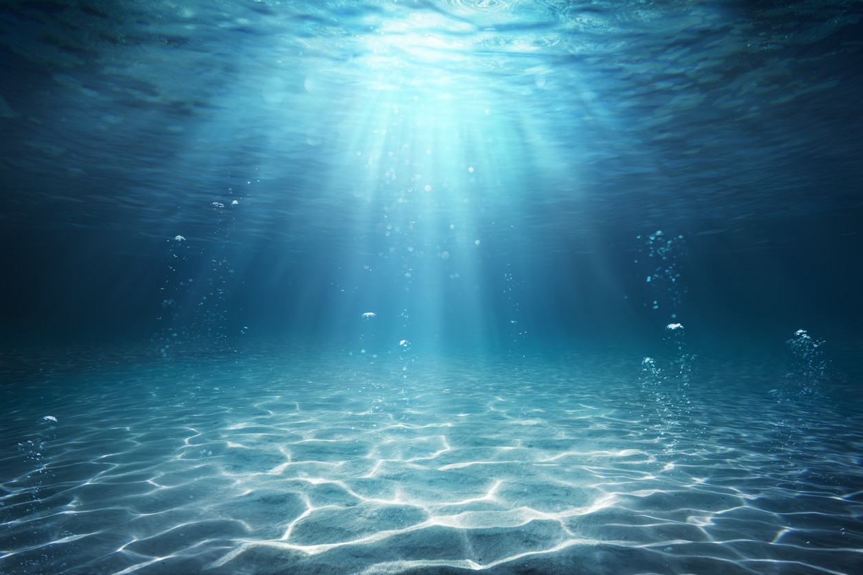 Голубая солнечная вода. Синяя Солнечная вода. Under the Sea. Discover the Ocean.